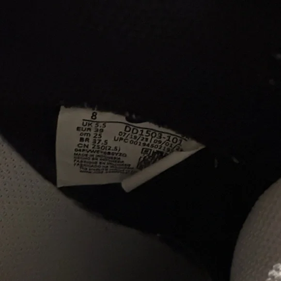 Nike Panda Dunks - Picture 5 of 10